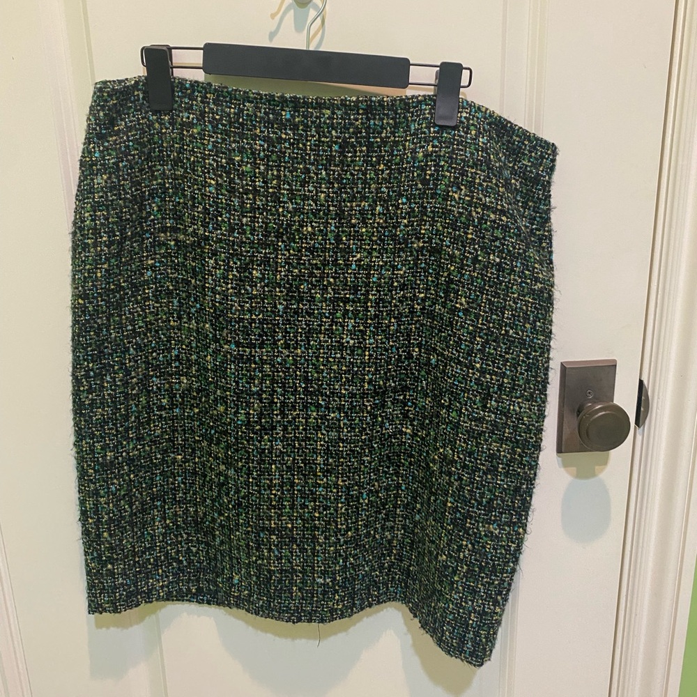 Elegant Tweed Skirt in Green